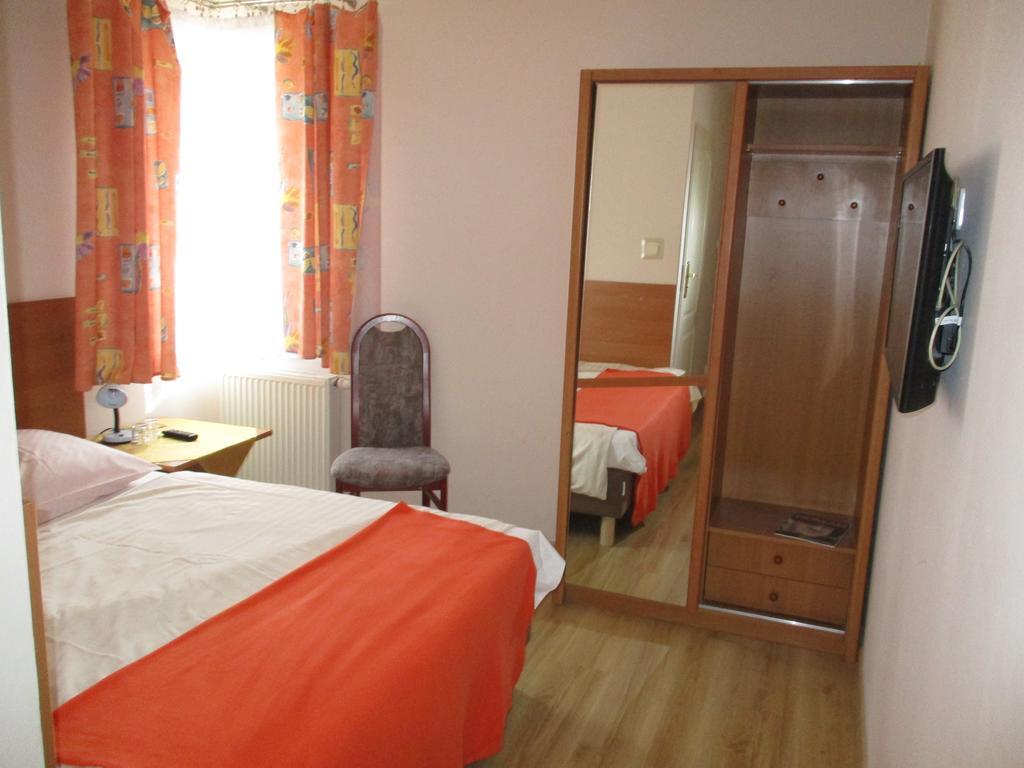 Hotel Pod Platanami 切布尼察 外观 照片